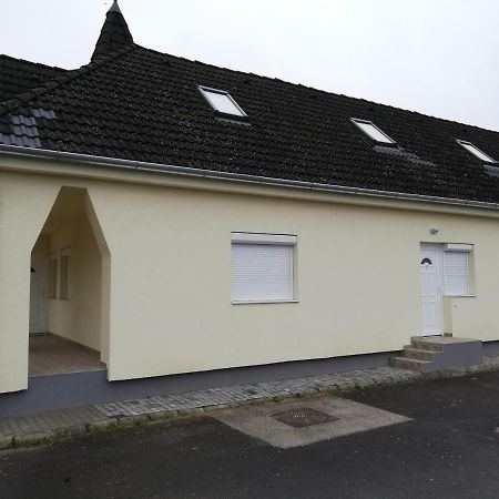 Familia-Pelso Apartmanhaz Zamárdi Buitenkant foto