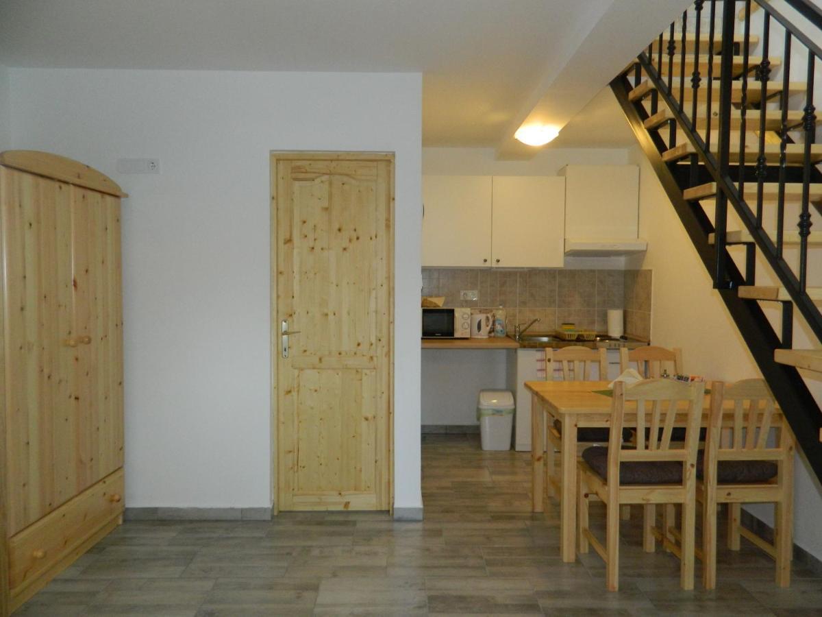 Familia-Pelso Apartmanhaz Zamárdi Buitenkant foto