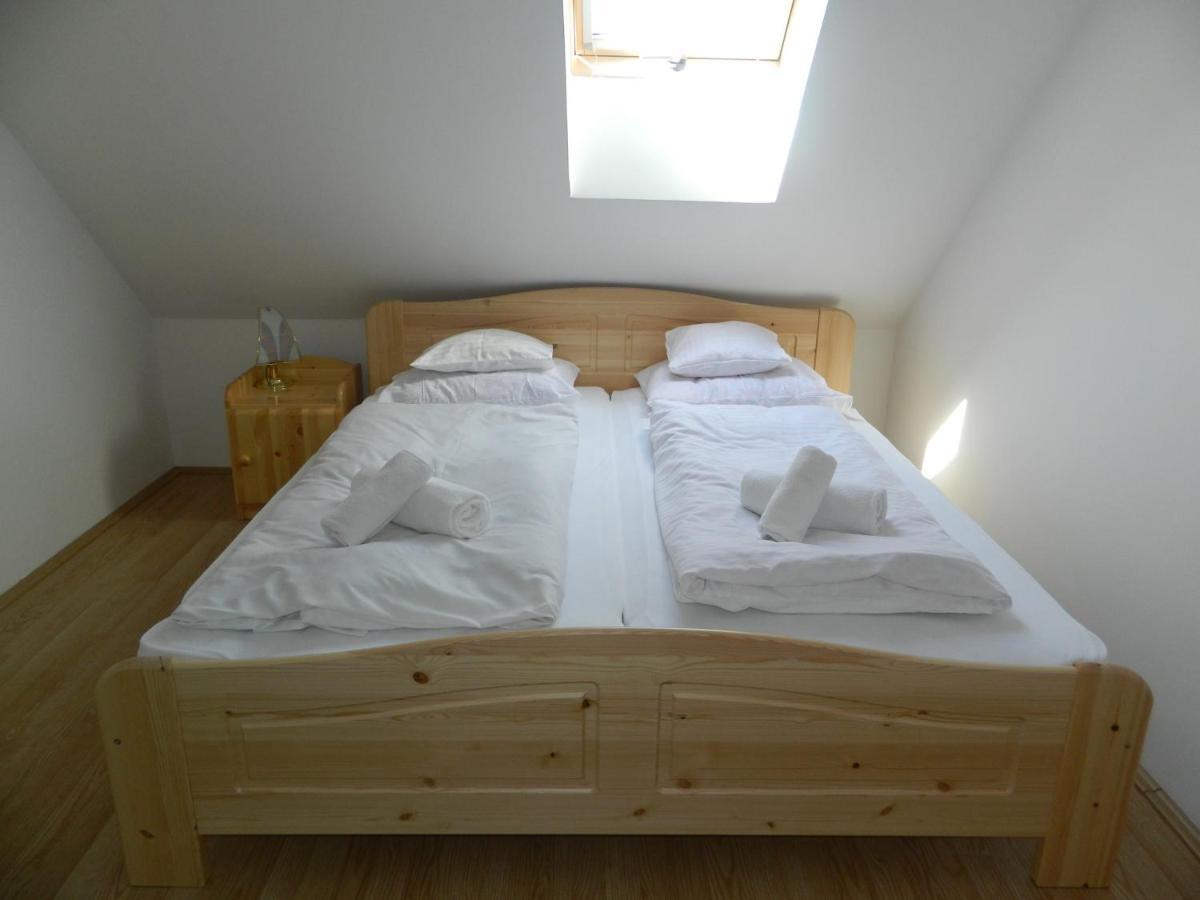 Familia-Pelso Apartmanhaz Zamárdi Buitenkant foto